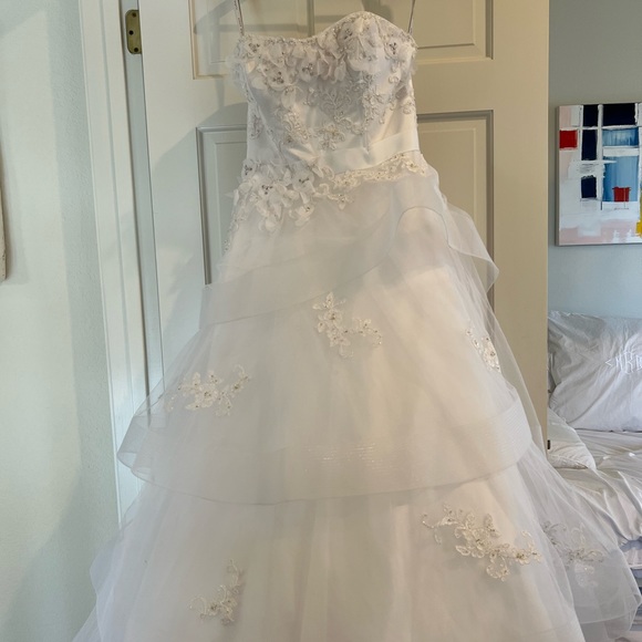 Never Worn Wedding Dress - Picture 2 of 8